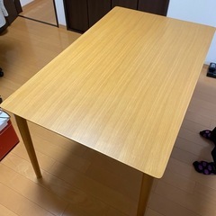 ダイニングテーブルの画像
