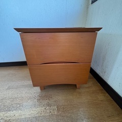 ベッドサイドテーブル
