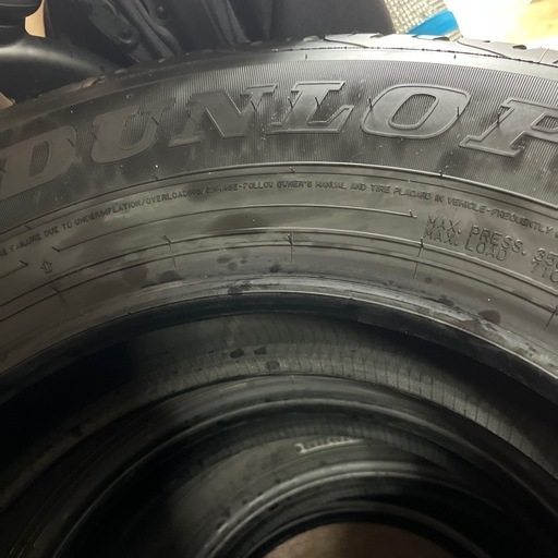 新車外しのタイヤ?ダンロップタイヤ?１９５／８０R１５。イボ付きです。