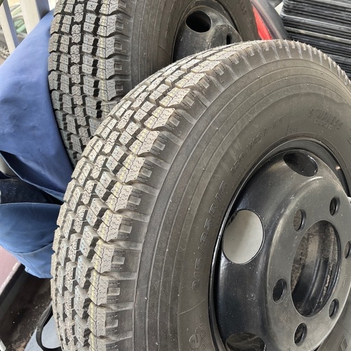 新品スタッドレスタイヤ?ホイール付き。２１５／８５R１６。トウヨウタイヤです?