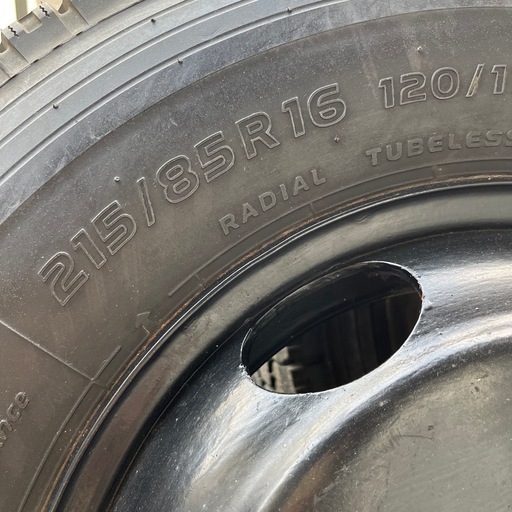新品スタッドレスタイヤ?ホイール付き。２１５／８５R１６。トウヨウタイヤです?