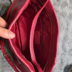 赤いレザーショルダーバッグ　COACHの画像