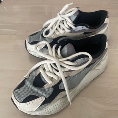 PUMAスニーカー