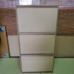 カラーボックス3段  青と白のコントラストの画像