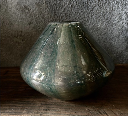 岩田藤七　骨董品のガラスフラワーベース