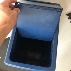 ゴミ箱　ふた　片側ローラー付き　50Lくらい　青の画像