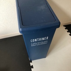 ゴミ箱　ふた　片側ローラー付き　50Lくらい　青