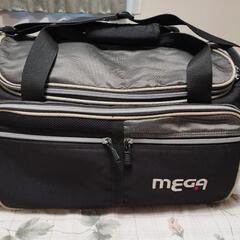 MEGA ボストンバッグ 黒/グレー ゴルフ (チョロ) 倉永のゴルフの MEGA ボストンバッグ 黒/グレー ゴルフ (チョロ) 倉永のゴルフの