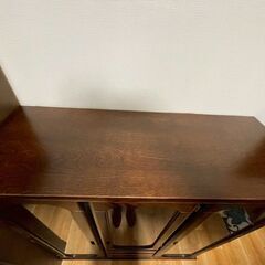 木製キャビネット　サイドボード　ガラス扉　ダークブラウン　家具の画像