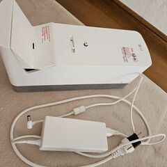 LG製の短焦点レーザープロジェクター（HF85LA）とスクリーンのセットの画像