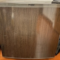【良品】ハイアール　haier 単身用冷蔵庫　ブラウン　木目調