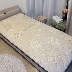 クイーンサイズベッド、マットレス付き (1214) 富合のベッド