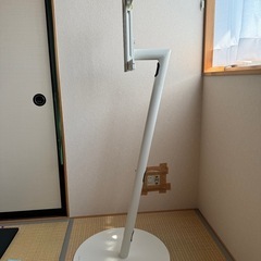 壁掛けテレビスタンドの画像
