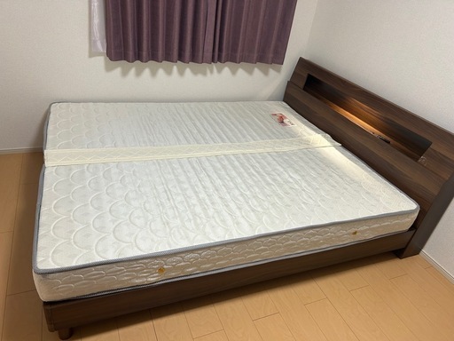 が大特価！ クイーンサイズベッド、マットレス付き (1214) 富合のベッド マットレス