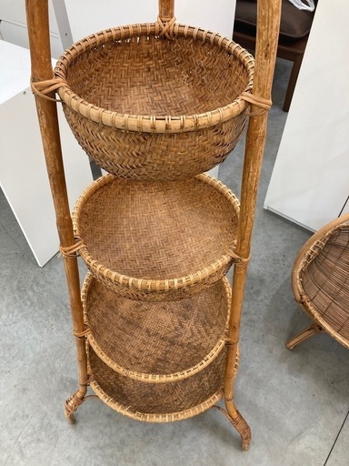【交渉中】【kj132】ラタン家具 籐編み 籐カゴ 4段シェルフ 手編み 小物入れ ワゴンラック バリ家具 リゾート ラタンラック ヴ