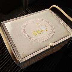 ランドリーバスケット 蓋付き 昭和レトロ 編み込みバスケット ビニール 行李の画像