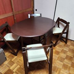 美品　折り畳みテーブル、折りたたみ椅子4脚　テーブルに収納可能