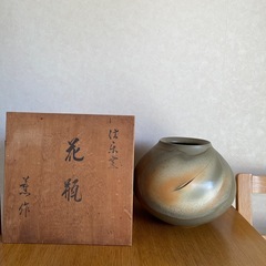 屋根裏で発見された花瓶がオークションで21億円で落札!?