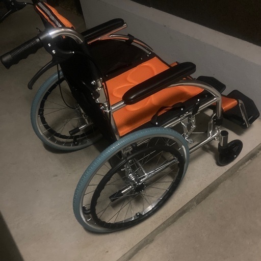  新品　車椅子 自走式 介助式 兼用 20インチ ノーパンクタイヤ 折りたたみ車いす 駐車ブレーキ 安全ベルト 背面ポケット付き 