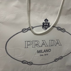 PRADA 大 ギフトボックス 紙袋つきの画像