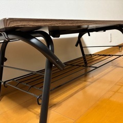 リビングテーブル スチールラック付きの画像