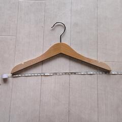 木製　子供服用ハンガー４個の画像