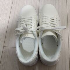 新品未使用シンプルお洒落スニーカー25cmの画像