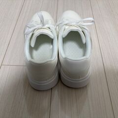 新品未使用シンプルお洒落スニーカー25cmの画像