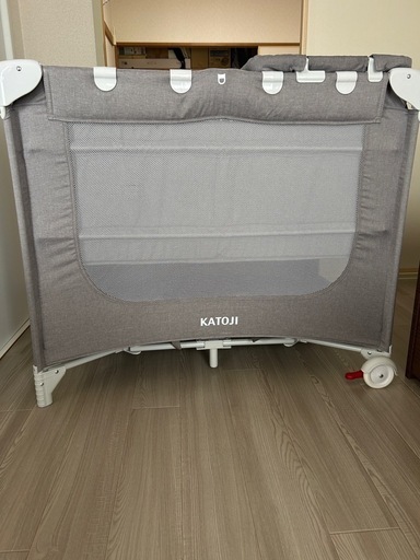 KATOJI ポータブルベビーベッド　マットレス、カバー、おむつ替えテーブル付き