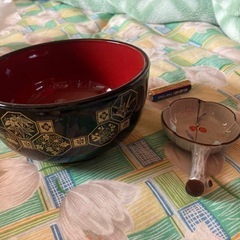 茶碗と小鉢と置き皿が5枚と醤油入れみたいな物