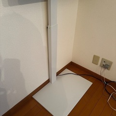 32型テレビ＋白のテレビスタンドの画像