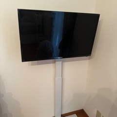 32型テレビ＋白のテレビスタンドの画像
