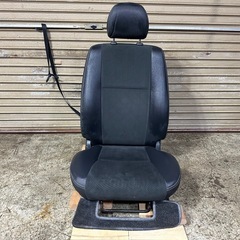 ハイエース200系　4型ダークプライム　ハーフレザーシート　運転席