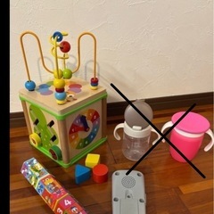 1歳前後のマグとおもちゃの画像