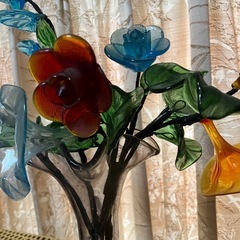 〈交渉中〉ガラスの花の置物の画像