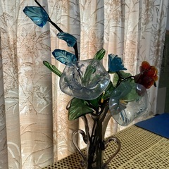 〈交渉中〉ガラスの花の置物の画像