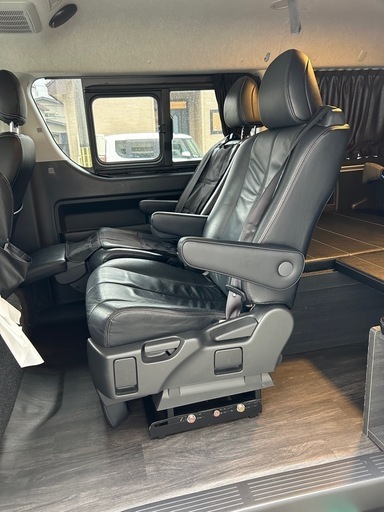 ハイエース　200系　ワゴンGL キャプテンシート　オットマン付き　革張り