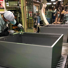 【オフィス家具製造の工場内作業員】年休123日以上／マイカー通勤...