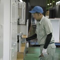 【オフィス家具に関わる組み立て作業員】年休123日以上／マイカー...