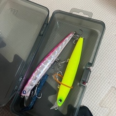 釣りセット、ルアー、バック、おもり、ハリ、手袋などの画像