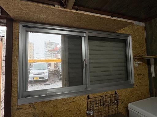 窓枠　サッシ　網戸