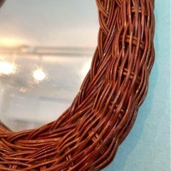 新品未使用　ラタンミラー　壁掛けラタンミラー　タオル掛け付きラタンミラーの画像