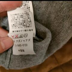 アズノゥアズ　ラメ入りアンサンブルニットとGLOBAL　WORKのグレーパンツの画像