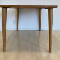 ダイニングテーブルの画像