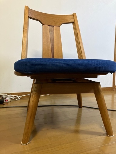お値引きします。椅子の上であぐらがかける座面の広いダイニングの椅子　3脚