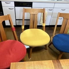 椅子の上であぐらがかける座面の広いダイニングの椅子　3脚の画像