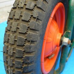 中古品 作業用一輪車 サビ・塗装はげ・へこみありの画像