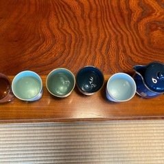 湯呑み茶碗と急須の画像