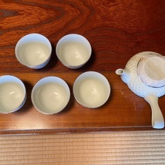 湯呑み茶碗と急須の画像