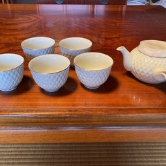 湯呑み茶碗と急須の画像